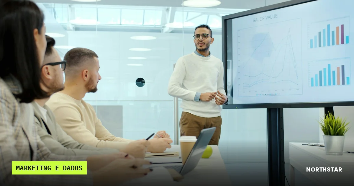 CMO usando IA para análise de dados de marketing e decisão de negócio
