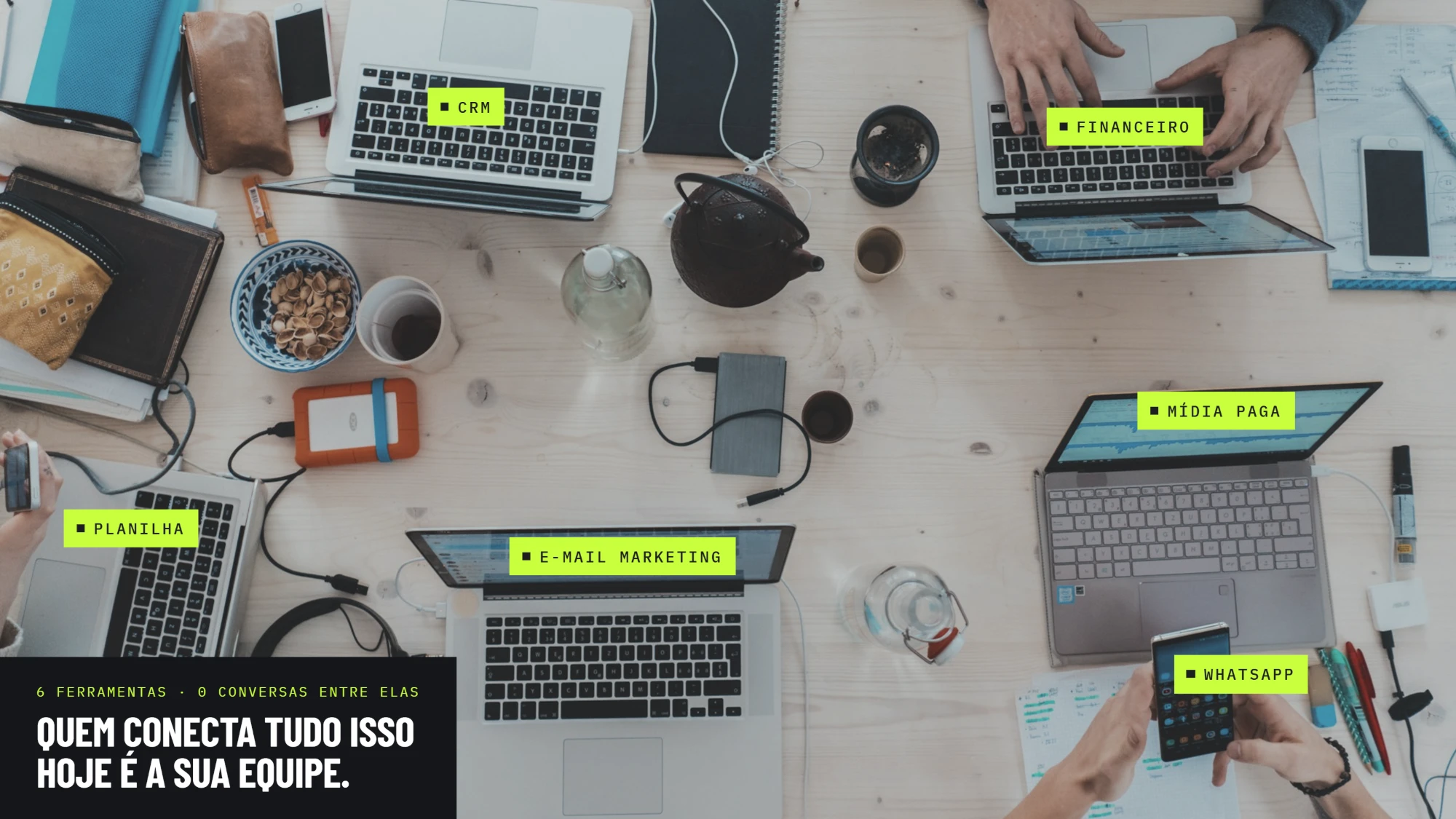 Mesa com CRM, financeiro, planilha, e-mail, mídia paga e WhatsApp abertos — seis ferramentas que não conversam entre si