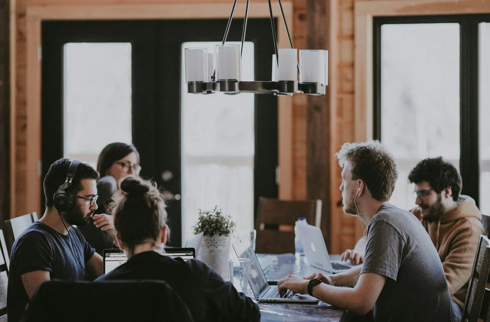Time reunido em volta de uma mesa de trabalho