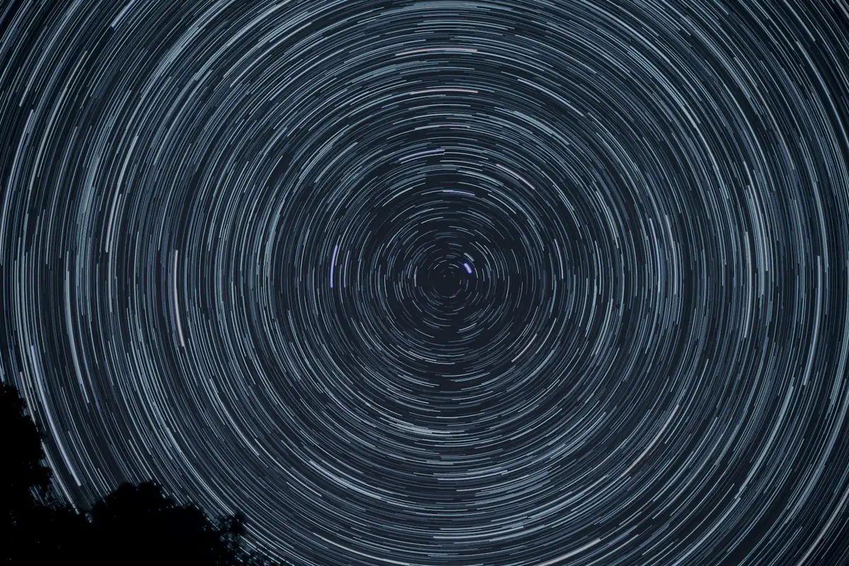 Rastros de estrelas girando em volta da Estrela Polar