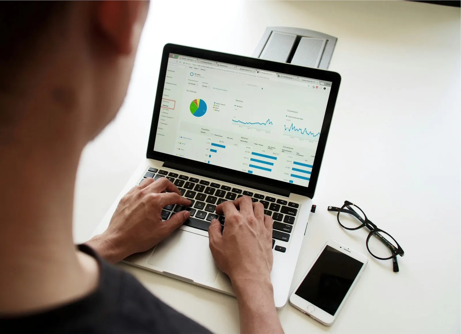 Pessoa trabalhando em um painel de produto no notebook